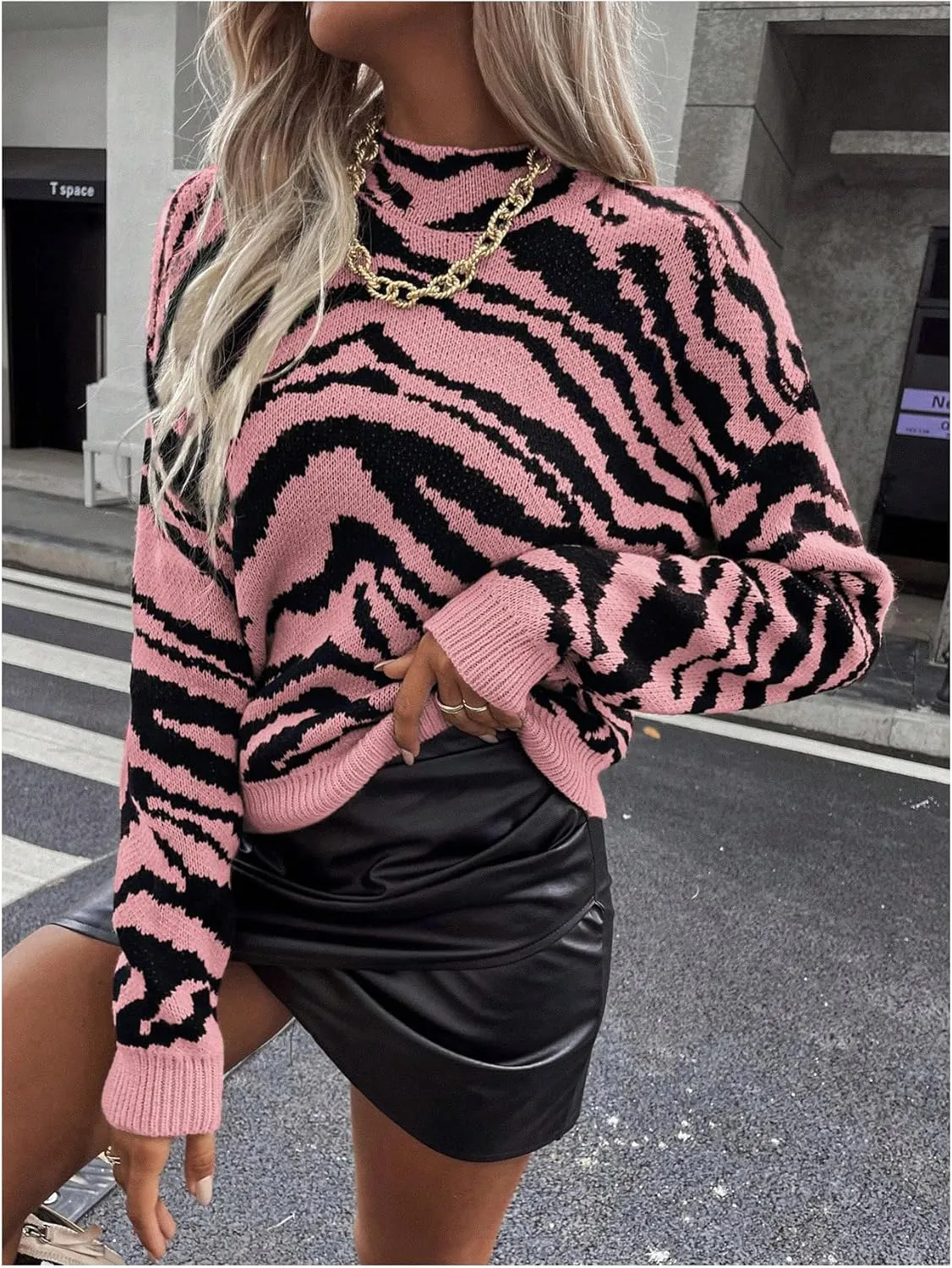 GORGLITTER Women's Tiger Graphic Sweaters Mock Neck Long Sleeve Knitted Pullover Trendy Fall Fahion 2024